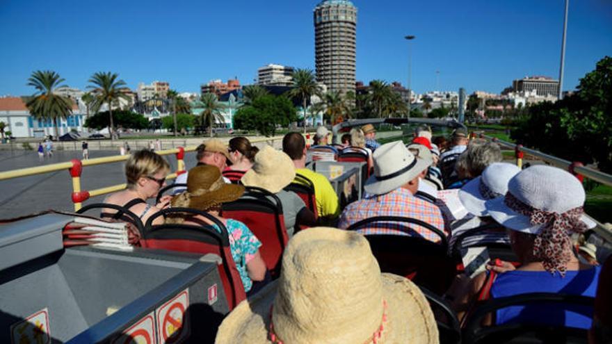 Unos 4.000 vecinos de la capital disfrutarán de recorridos gratuitos en la Guagua Turística
