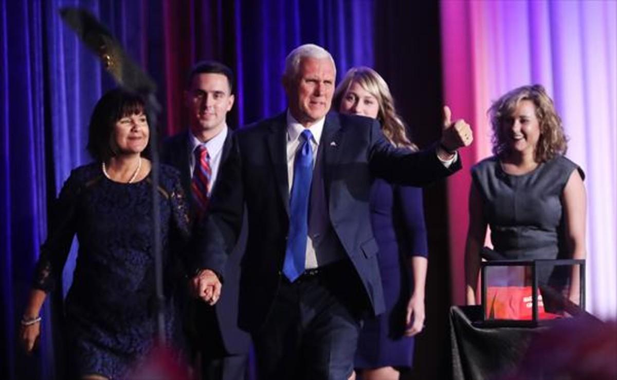 Pence y su familia, en la noche del martes, en el hotel donde se reunió la candidatura de Trump.