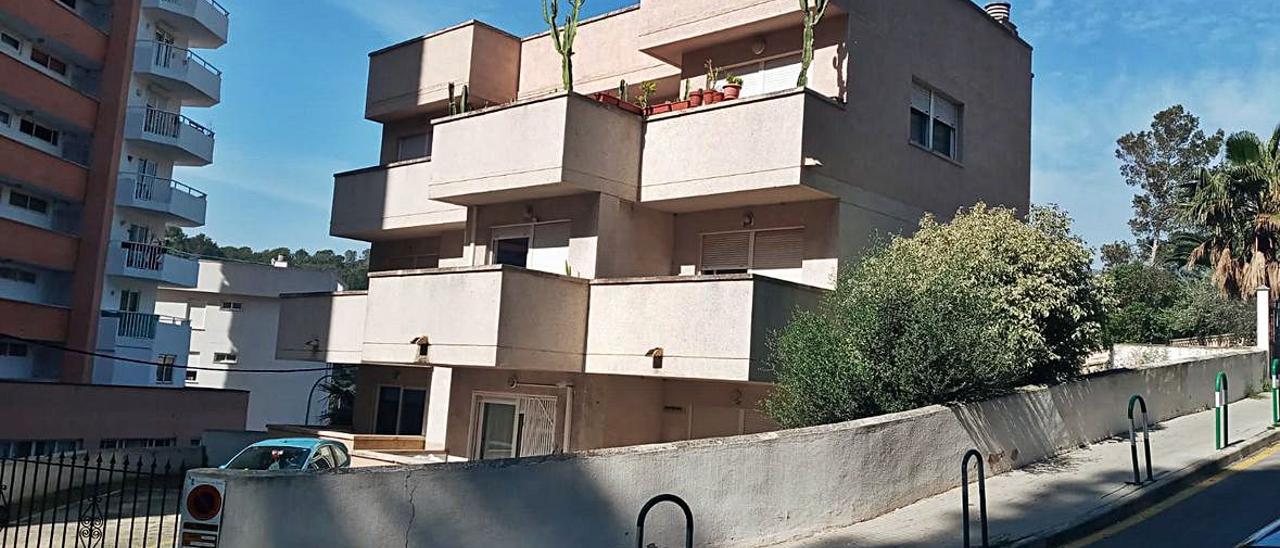 Edificio en el que se halló el esqueleto de un hombre fallecido hacía cinco años.