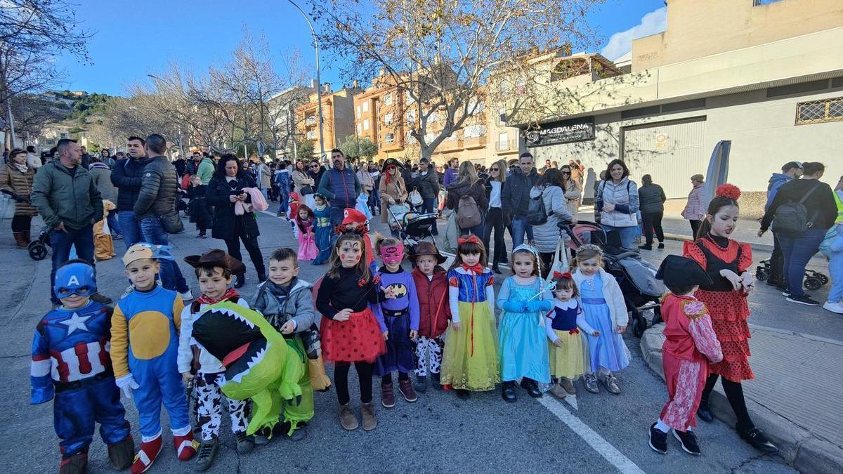Los niños de l'Alcora se lo han pasado en grande con el primer Carnaval infantil de la localidad.