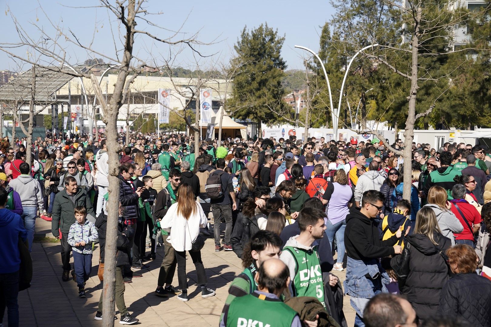 Copa del Rey 2023 I La afición del Unicaja luce en el encuentro entre aficiones