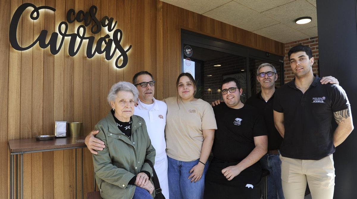Representantes de tres de las cuatro generaciones de Casa Currás. | BERNABÉ/JAVIER LALÍN