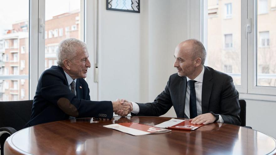 Óscar García Maceiras y Manuel Bretón, durante la firma del convenio, en Madrid. |  // LOC