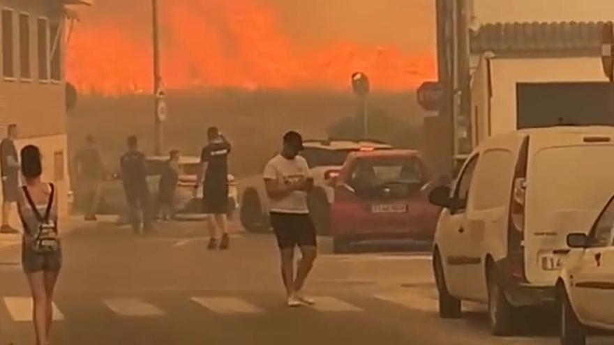 Vecinos de Los Garres desalojan sus viviendas y tratan de apagar las llamas con mangueras ante la propagación del fuego