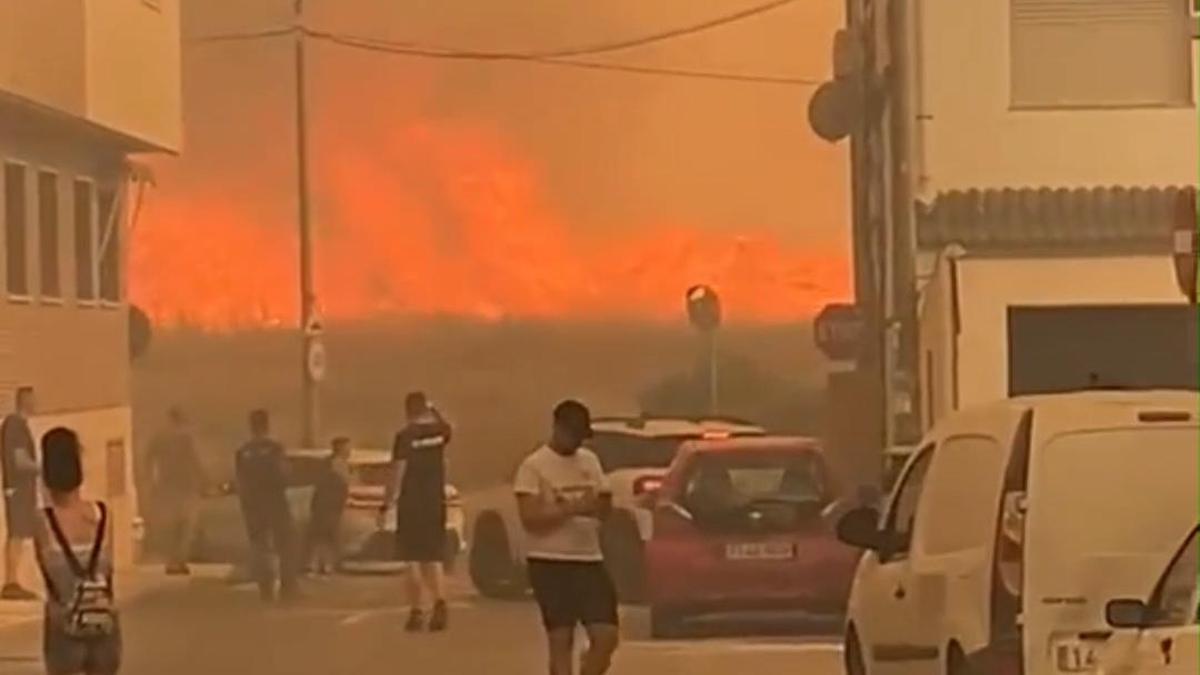 Murcia pide ayuda al Estado contra un incendio forestal en el parque regional de El Valle