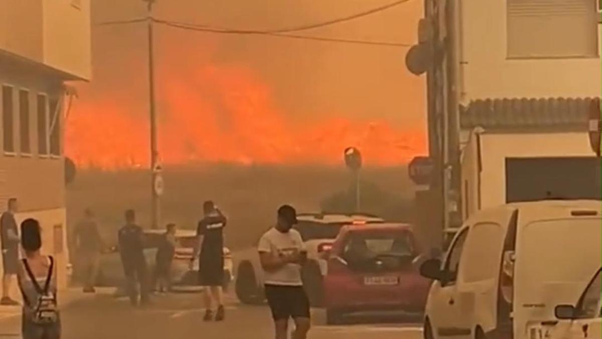 Murcia pide ayuda al Estado contra un incendio forestal en el parque regional de El Valle
