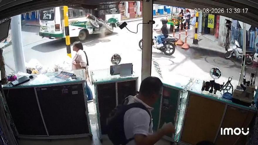 Un motociclista si schianta contro un autobus e si salva miracolosamente