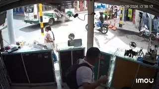 Un motorista choca contra un autobús y se salva milagrosamente