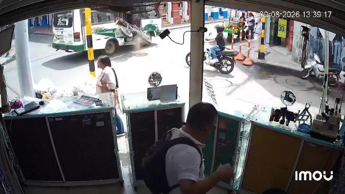 ACCIDENTE DE MOTO | Un motorista choca contra un autobús y se salva milagrosamente