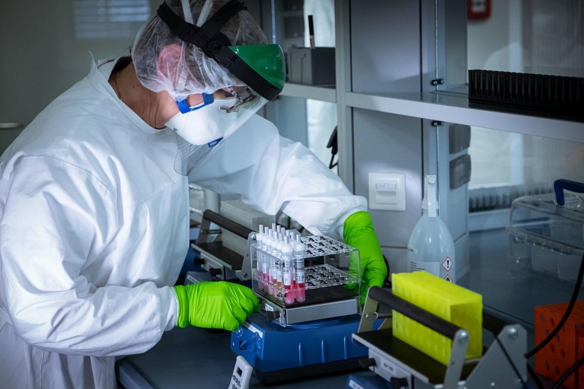 01/04/2020 Un trabajador de un laboratorio trabaja para hallar una vacuna contra el coronavirus 01/04/2020 Un trabajador de un laboratorio trabaja para hallar una vacuna contra el coronavirus