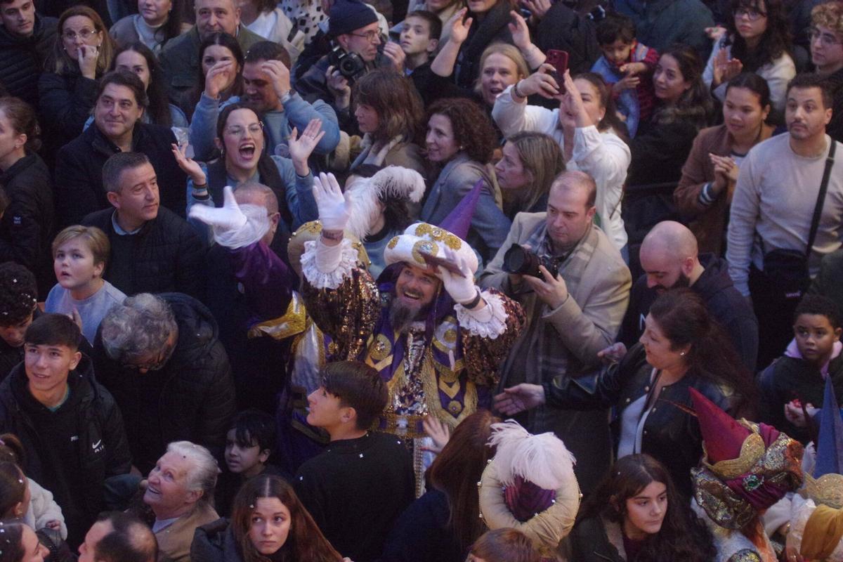 El Heraldo de los Reyes Magos recorrió las calles del Centro de Málaga acompañado de dos bandas de música, recogiendo cartas y encontrándose con los malagueños
