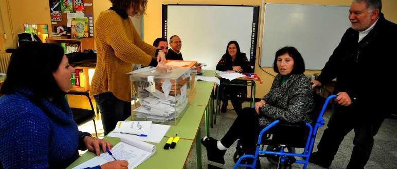 Una mujer en silla de ruedas acude a votar en Coirón. // Iñaki Abella