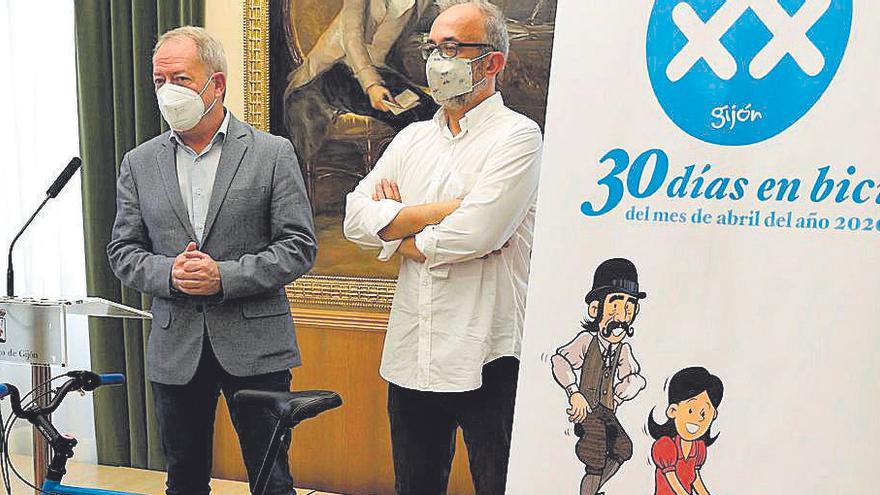 Por la izquierda, Aurelio Martín y Carlos Rodríguez, en la presentación de las actividades de &quot;30 días en bici&quot;, ayer, en el Ayuntamiento.