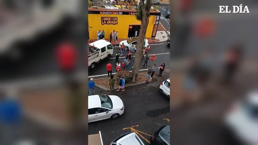 Una persona roba un coche y choca con otros vehículos