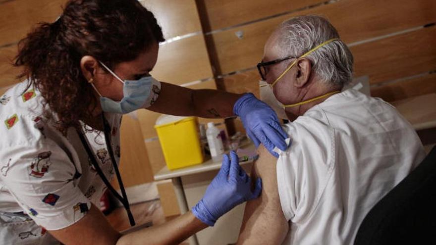 Un hombre recibe la vacuna contra la gripe en un centro de salud canario.