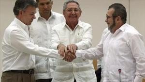 Acuerdo en La Habana 8 Castro, en el centro, junto a Santos (izquierda) y ’Timochenko’, el miércoles.