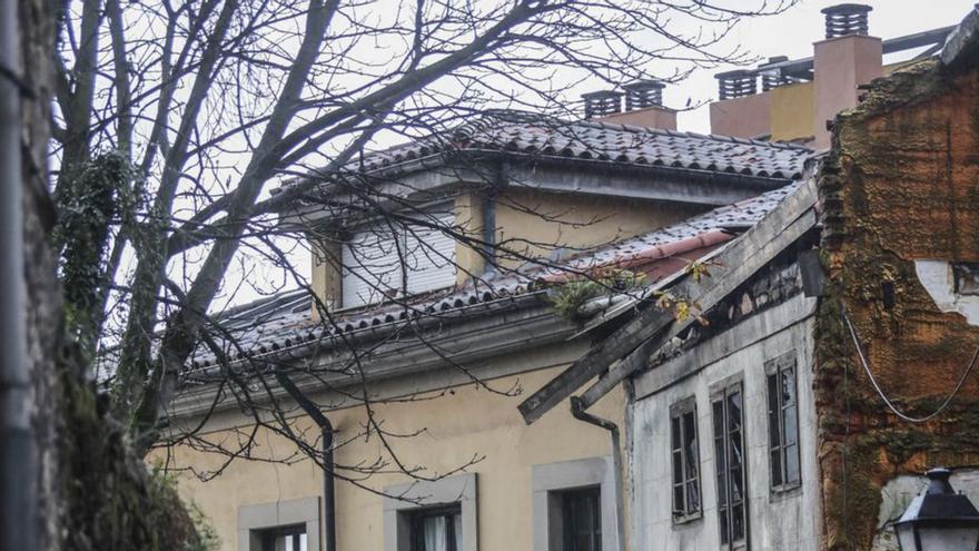 Alarma en el Oviedo Antiguo al ceder el techo de un edificio en ruinas en Salsipuedes