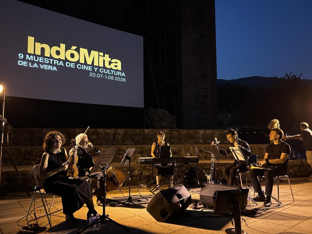Quinteto de músicos en Indómita en Valverde de la Vera.