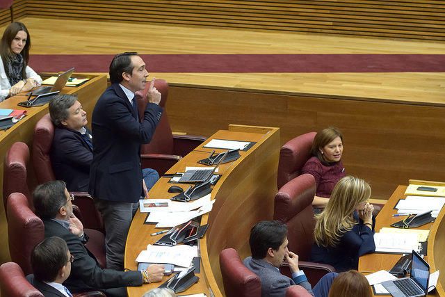 Imágenes del pleno de las Corts y la sesión de control al presidente Puig