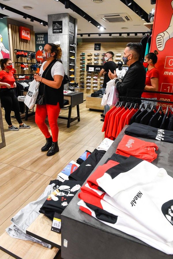 Comercios en la calle de Triana durante la campaña de Navidad y Reyes