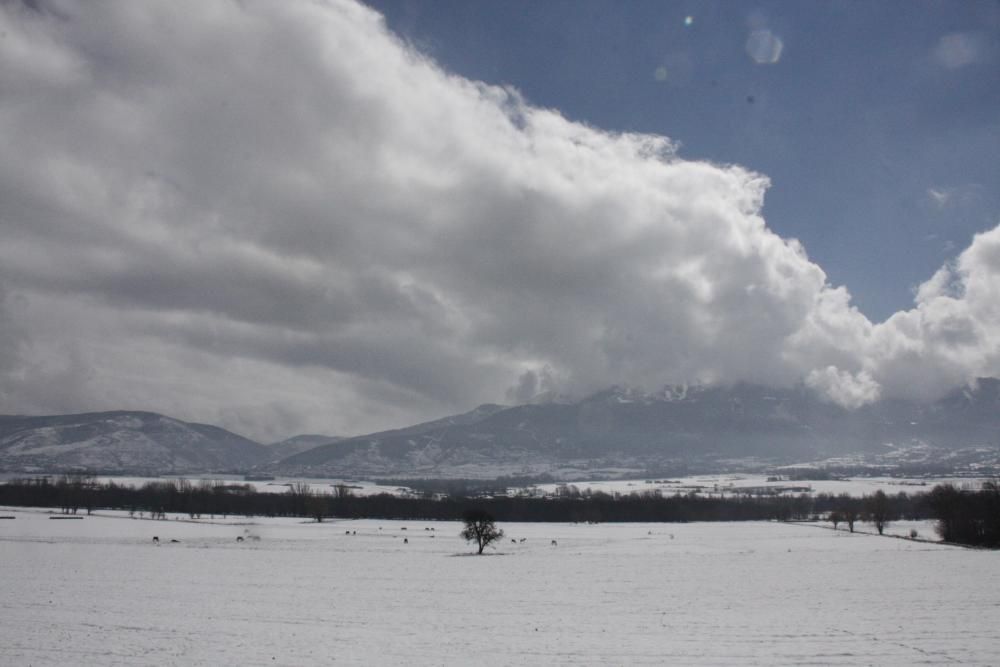 L'àmplia vall de la Cerdanya coberta de neu