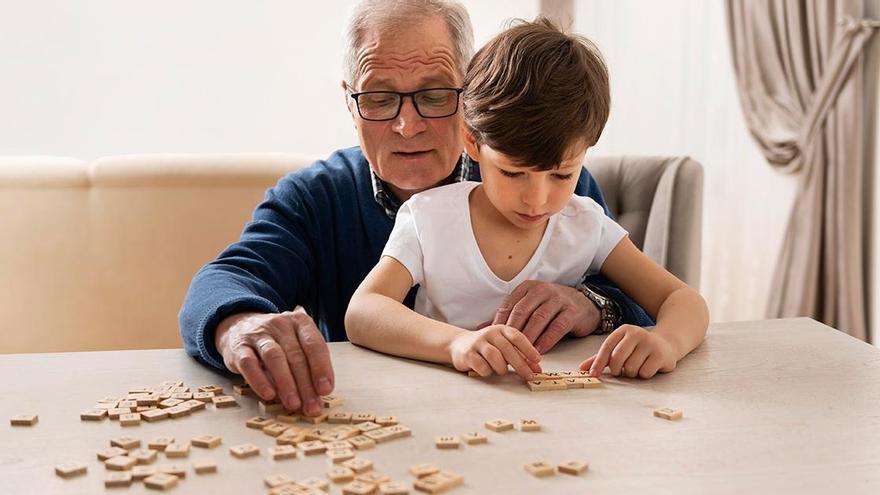 Los abuelos, un pilar silencioso que sostiene a miles de familias