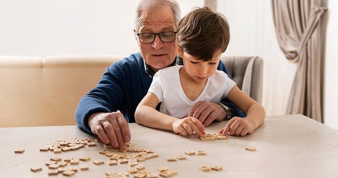 Los abuelos, un pilar silencioso que sostiene a miles de familias