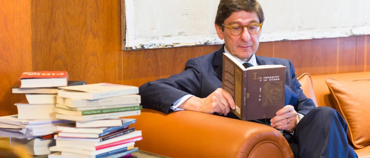 José Ignacio Goirigolzarri lee un libro de uno de sus filósofos favoritos, W. D. Ross, en su despacho de la sede de Bankia