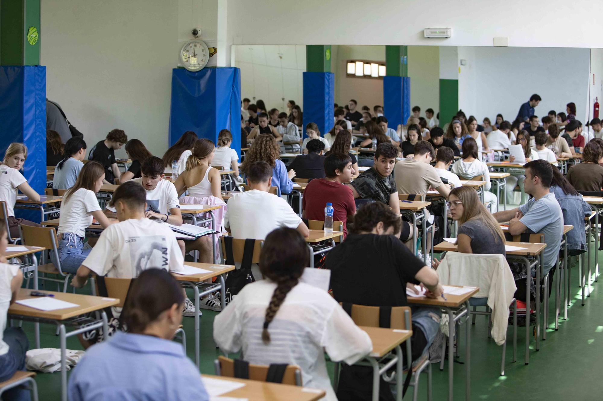 Alumnos de los institutos de la Costera y la Canal se enfrentan a los primeros exámenes de las PAU en Xàtiva