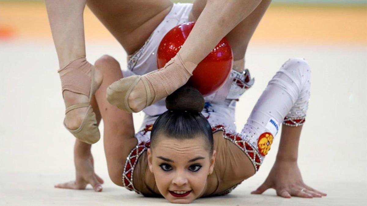 La rusa Dina Averina, en pleno ejercicio