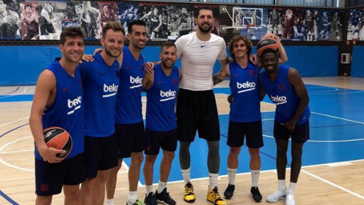 Mirotic se fotografió junto a parte de la plantilla