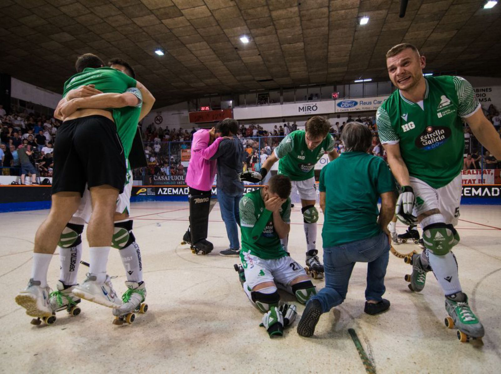 Celebración en la pista tras el pitido final. |   // LOF