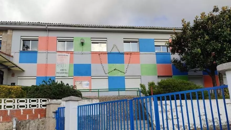 El final de las lluvia y las goteras en el interior del colegio de Cela (Bueu) está más cerca: Educación destina 330.000 euros al cambio de la cubierta
