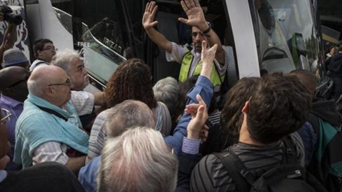 Aglomeración en Sants para coger un autobús del servicio alternativo.