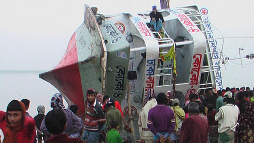 Mueren 28 personas al hundirse un ferry en Bangladesh