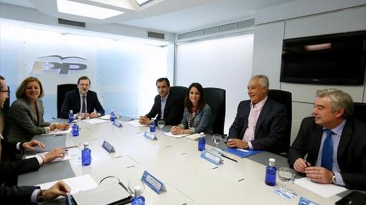 Mariano Rajoy, junto a María Dolores de Cospedal y, a su izquierda, Fernando Martínez Maíllo, Andrea Levy y Javier Arenas, ayer, en la reunión del nuevo comité de dirección del PP.