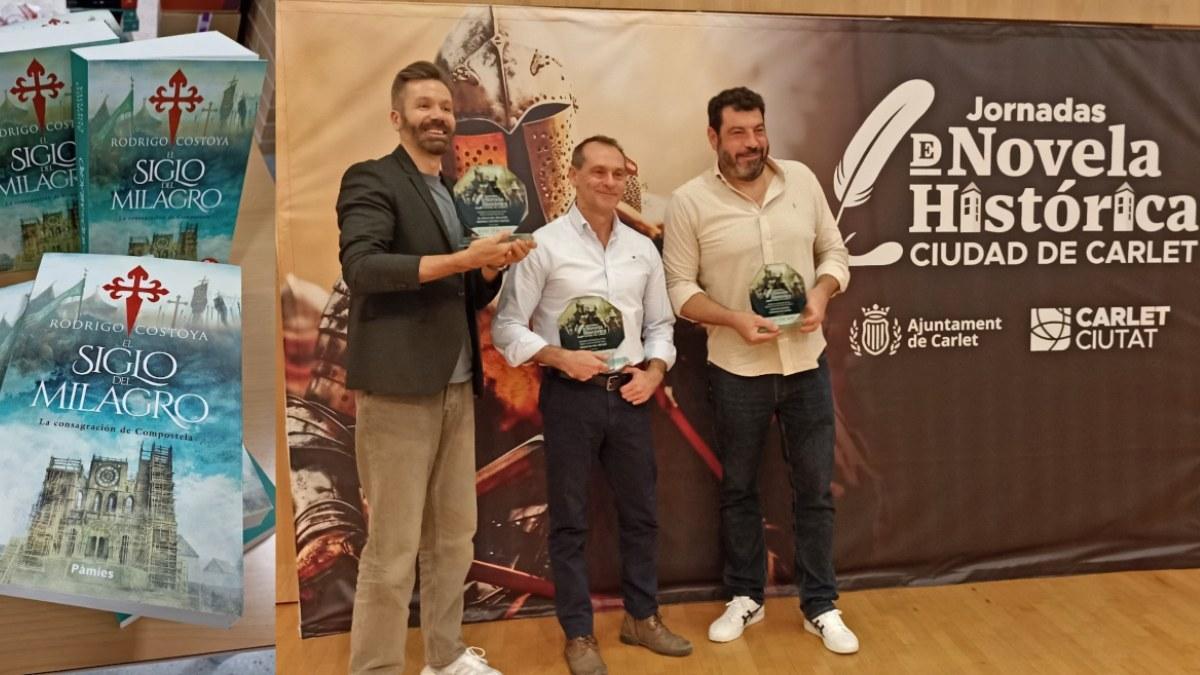 Rodrigo Costoya  junto a   Sebastián Roay Santiago Diaz,  con sus respectivos premios  Rafaguillo.