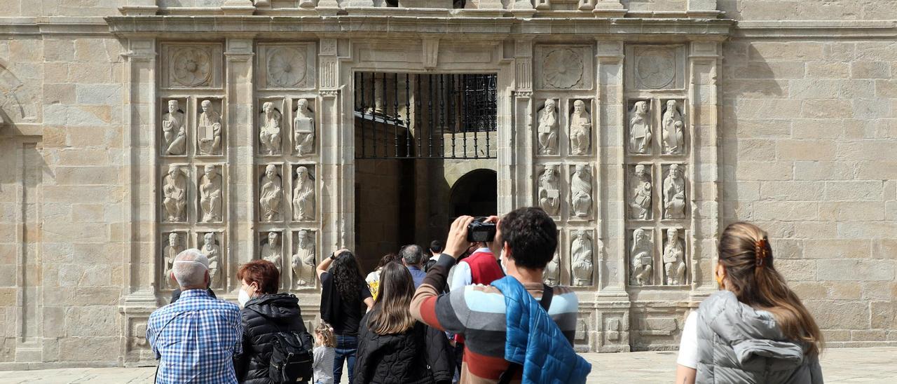 Turistas ante la puerta santa de la Catedral de Santiago