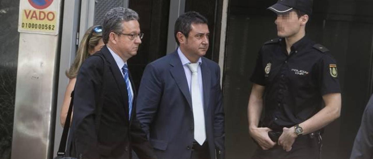 Francisco Martínez (izda) y Juan Luis Sabater ayer en Madrid, tras declarar en la Audiencia Nacional