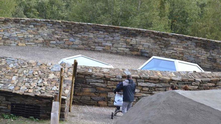 Un visitante recorre las instalaciones del Centro del Lobo de Robledo.