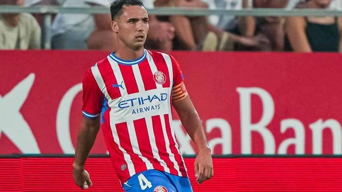 Arnau Martínez sonríe en Girona a la espera de un posible traspaso