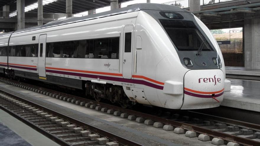 Un tren de media distancia de Renfe.