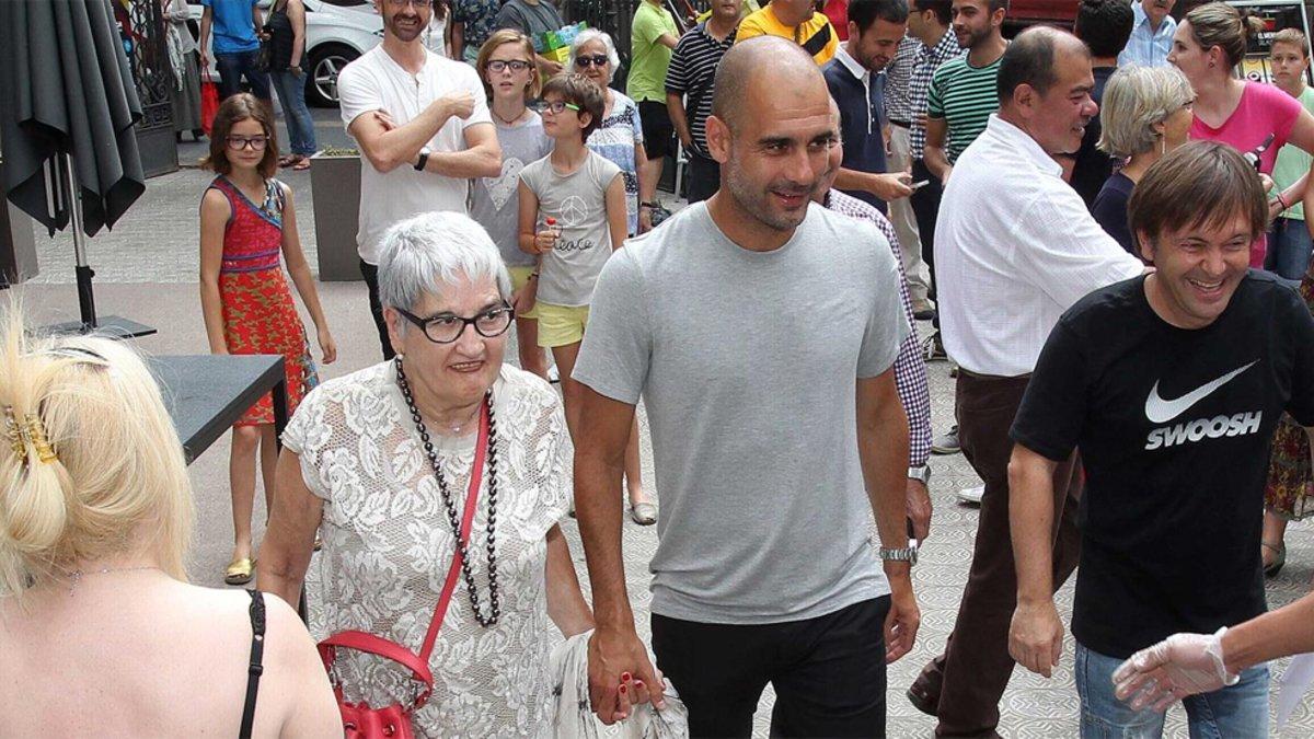 Josep Guardiola, con su madre Dolors Sala, en una imagen de archivo