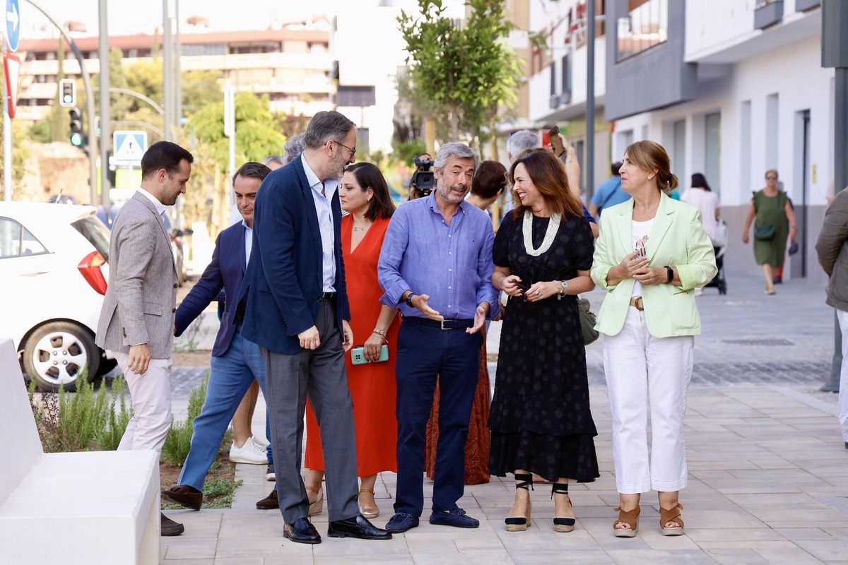 La consejera Rocío Díaz y otras autoridades locales visitan las obras de remodelación de la Ronda del Marrubial en Córdoba