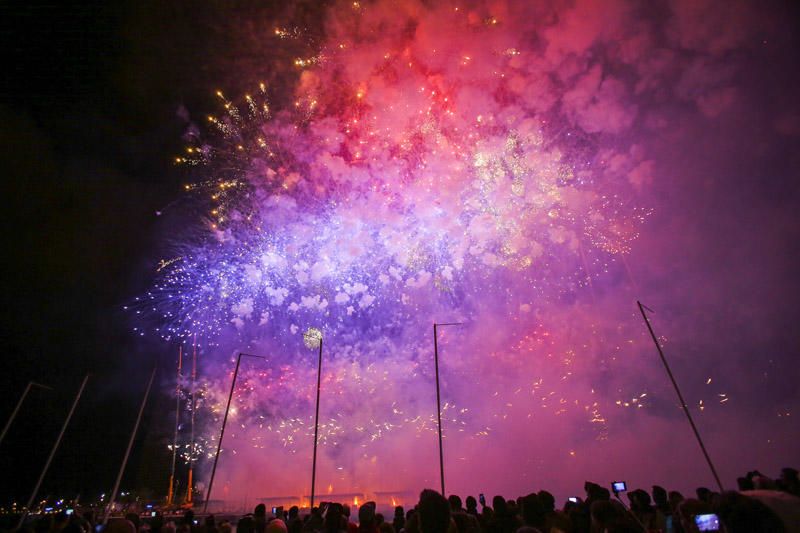 Mascletà Vertical nocturna en La Marina de València