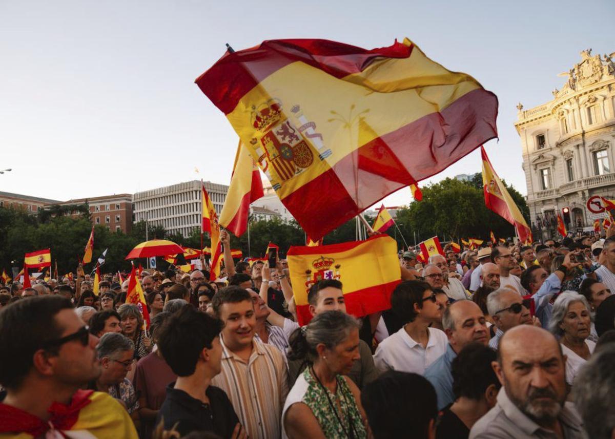 Manifestants de la concentració de suport a Ceuta, ahir a la plaça Sant Jaume de Barcelona. | MANU MITRU