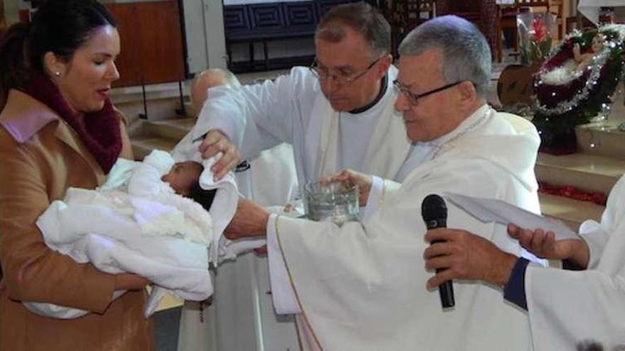 El Padre Agrelo durante la celebración de un bautismo en Tánger. // Diócesis de Tánger