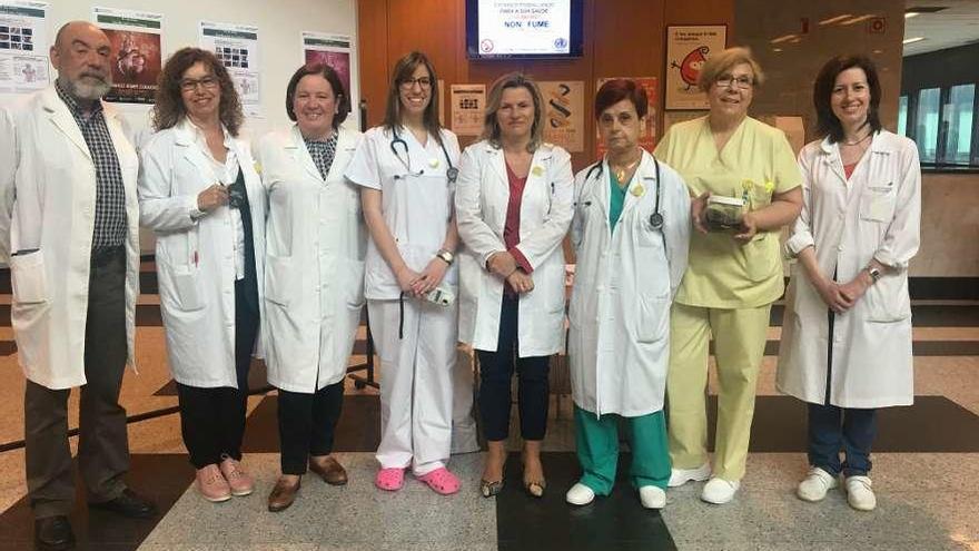 Eloína Núñez y otros cargos del Hospital Clínico visitaron la mesa informativa ayer al mediodía.