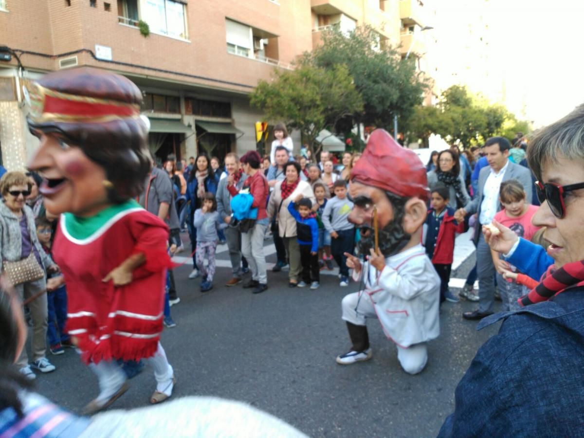 Gigantes y cabezudos en La Almozara