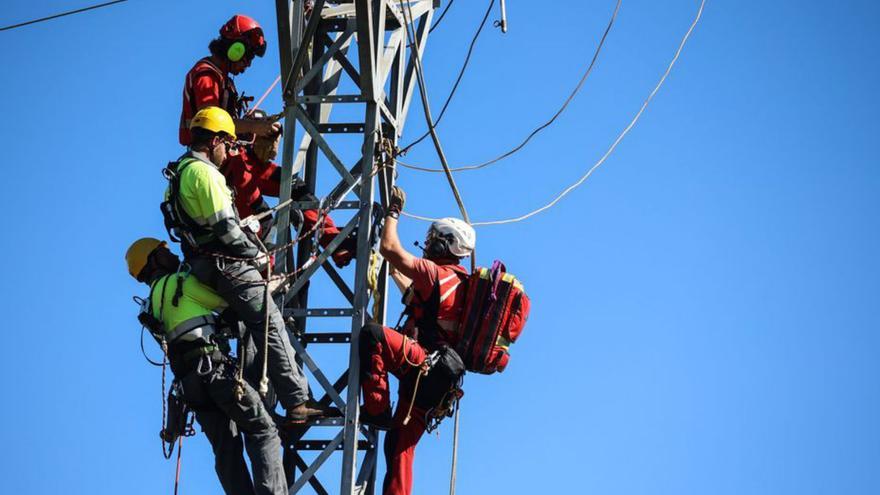 Simulacro de rescate en una torre de alta tensión en Cangas del Narcea